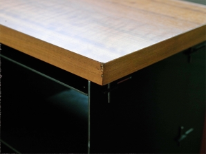 Sideboard aus Stahl mit einer Deckplatte aus furniertem Nussbaum