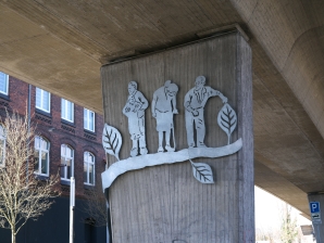 Skulptur unter der Südbrücke