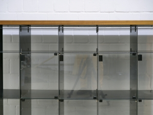 Sideboard aus Stahl mit Glastüren