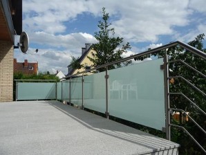 Terrassengeländer aus Edelstahl und satiniertem Glas
