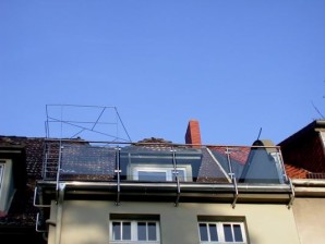 Balkongeländer mit einem Rankdach in Schmitzstruktur aus Edelstahl