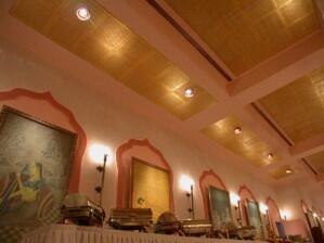 Die Palasthalle des Maharadja eingedeckt für ein Fest