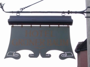 historischer Ausleger mit nachgerüsteter LED Beleuchtung für das Hotel Grüner Baum in Würzburg