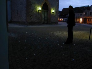 Lichtleitfasern in einer gepflasterten Fläche in der Hochzeitsgasse am Marktkirchenplatz in Haldensleben