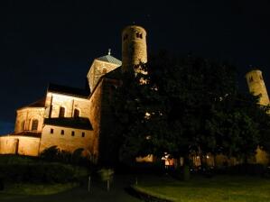 Anstrahlung des Weltkulturerbe Michaeliskirche in Hildesheim