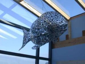 "leuchtende Fische" - Fischskulpturen im Kalimera in Garbsen