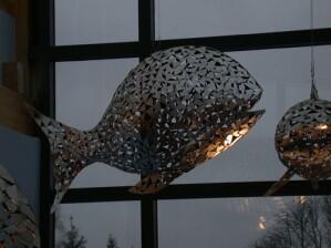 "leuchtende Fische" - Fischskulpturen im Kalimera in Garbsen