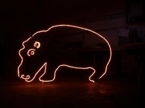Nilpferd mit Lichtschlauch