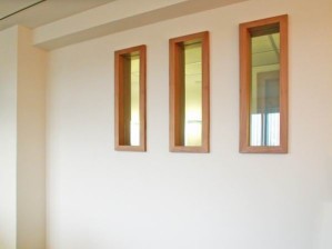 Fenster und Tür aus Platane, Füllung aus selbstverdunkeldem Glas