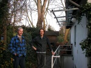 Thomas Kerl mit Wolf Maahn bei der Montage einer Überdachung