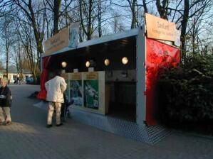 Zoo Card Container vor den Kassen im Zoo Hannovers