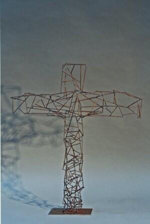 Kreuz aus Schweißdraht, anders als der übliche "Kirchenschick"