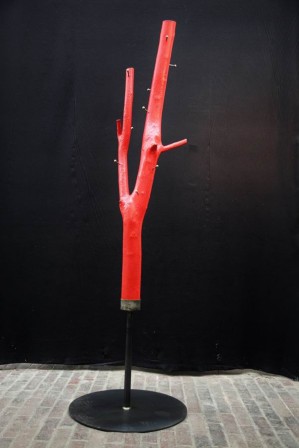 "red tree" - Garderobe aus Stahl und einem lackierten Baum