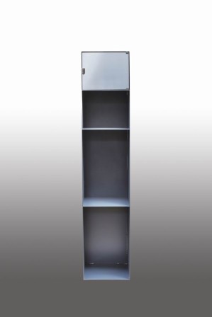 Dieses Kaminholzregal / Stahlregal bietet mit einer Tür verdeckten Stauraum