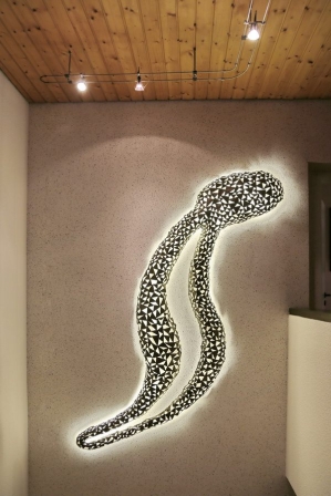 Wandhängende Skulptur mit LED hinterleuchtet