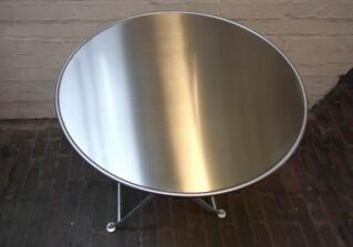Tisch aus feuerverzinktem Stahl mit einer Edelstahl Tischplatte