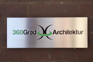 Lasergeschnittenes Edelstahlschild, mit farbigem Digiprint hinterlegt