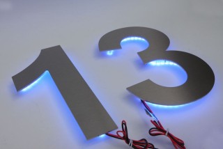 Hausnumme mit blauen LED