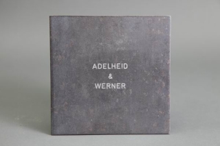 Schild aus 3 mm verzundertem Stahlblech mit gravierten Namen