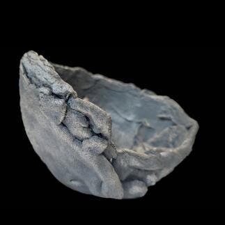 Flammgespritzte Schalen-Skulptur aus Zink