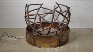 Brunnenanlage aus Kupfer Rohr mit einem runden Kupferbecken