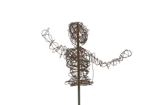 Skulptur mit erhobenen Armen