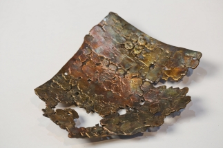 dreieckige Schale aus Stahl und Tombak