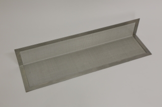 Lichtschachtabdeckung aus Edelstahl um 90° gekantet nach Maß