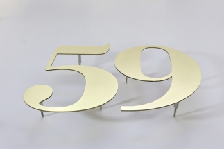 30 cm hohe Hausnummer 59 aus poliertem Messing