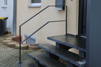 Treppengeländer aus gepulvertem Flachstahl 60 x 12 mm