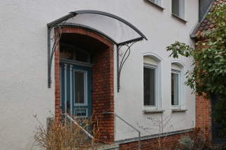 Vordach aus lackiertem Edelsahl und handgeschmiedeten Konsolen