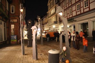 Sprechende Straßenlaterne singt in der Altstadt Nikolauslieder mit Besuchern