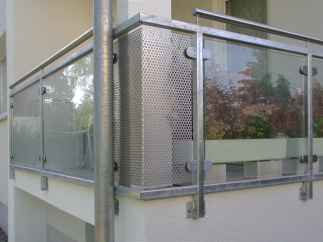 Balkongeländer aus verzinktem Vierkantrohr und Glas