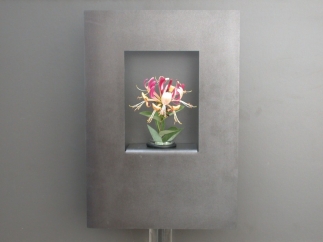 Wandhängende Blumenvase aus Stahl und Glas