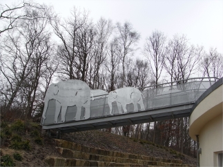 Elefanten Skulpturen an einer Fluchtwegebrücke für die Albert-Schweitzer-Schule
