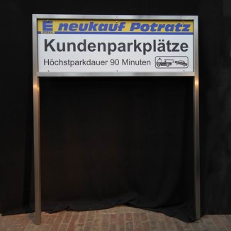 Schild aus Edelstahl Vierkantkohr und folienbeschriftetem Alucubond
