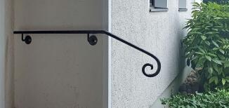 2 Handläufe aus 25 mm Rundstahl mit einem geschmiedetem Kopf