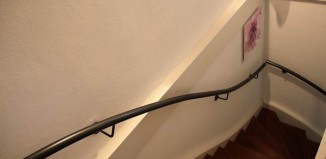 Geschwungener Treppenhandlauf aus verzundertem Stahl