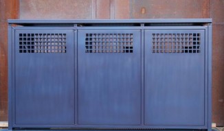 Blau lackierte Müllbox