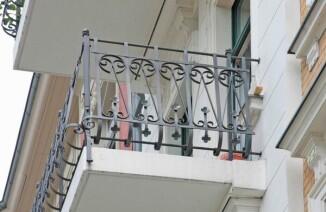 Schmiedeeisernes Balkongeländer in Abstimmung mit der Denkmalpflege