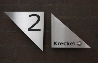 Klingelschild mit Hausnummer aus wertvollem Edelstahl in 3 mm Stärke gelasert und anlassbeschriftet