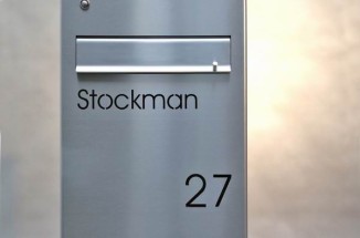 freistehende Briefkastensäule aus Edelstahl