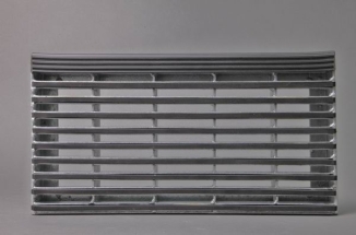 Gitterroststufe aus feuerverzinktem Stahl mit einer Gummieinalge