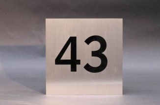 Edelstahlhausnummer mit Plexiglas hinterlegt