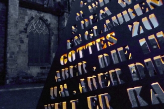 Beleuchtung einer Stahlskulptur auf dem Andreasplatz in Hildesheim