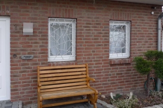 Ausgefallen und Sicher: verzinkte Fenstergitter mit Schmitzstruktur.