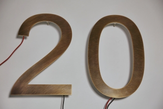 LED Hausnummer aus Tombak