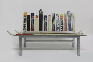 Bank aus alten Skiern