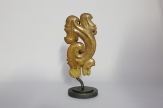 Stahlsockel für eine antike Jadeschnitzerei