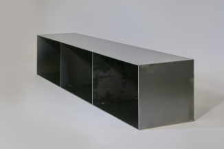 wandhängendes Regal mit Rückwand